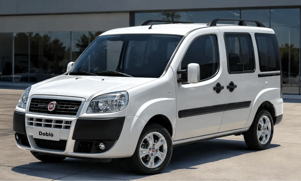 Fiat Doblò 2021 branco em showroom externo moderno