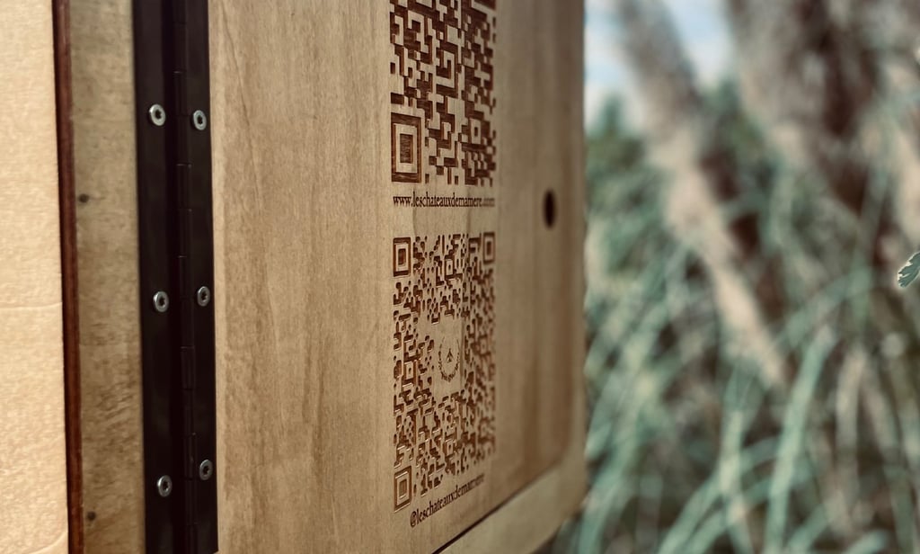 Détail de gravure laser sur photobooth en bois, avec QR code intégré sur le caisson, fabrication art