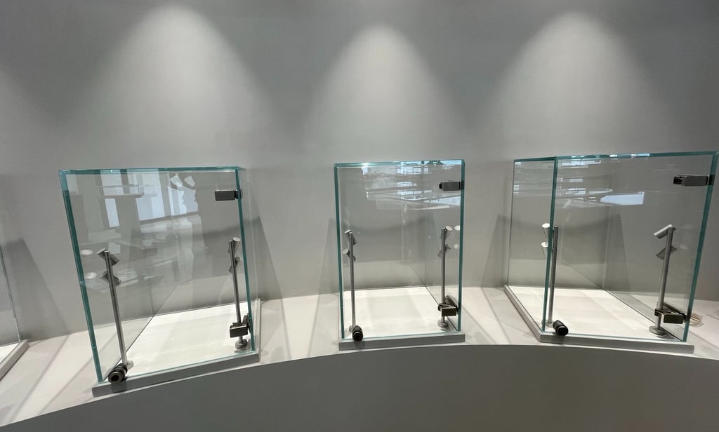 juvelyriniu dirbiniu ekspozicijos vitrinos