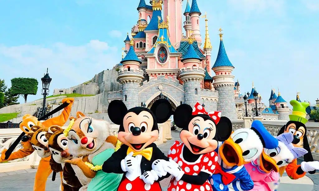 Explore top attractions at Disneyland Park and Walt Disney Studios Park.