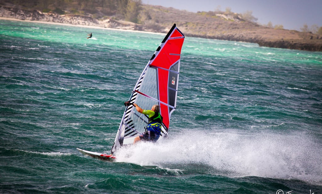 Session de windsurf sur le spot de la baie de Sakalava à Ocean Lodge