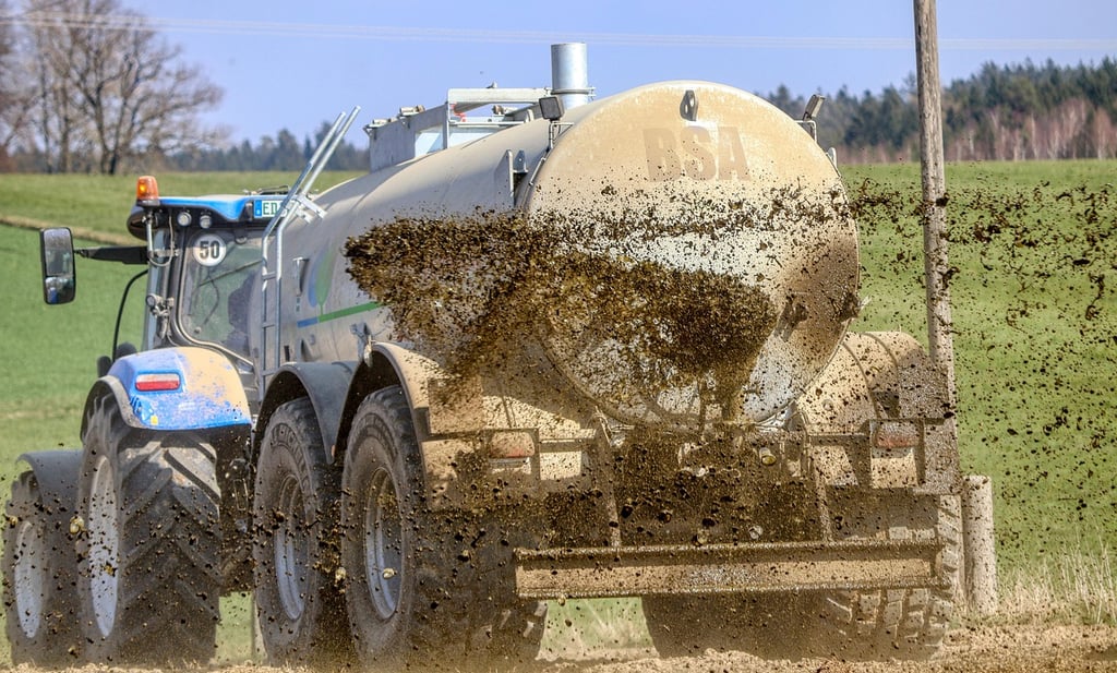 Aplicação de fertilizante orgânico em solo agrícola, representando práticas sustentáveis no campo