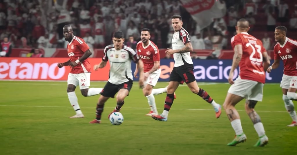 Lance do Inter 1 x 3 Flamengo, pela 20ª rodada do Brasileirão 2025.