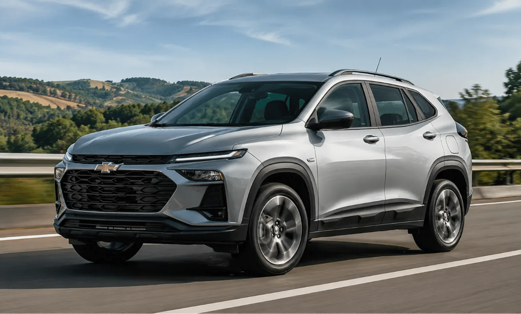 Chevrolet Tracker LTZ cinza em rodovia, vista frontal 3/4, imagem hiper-realista.