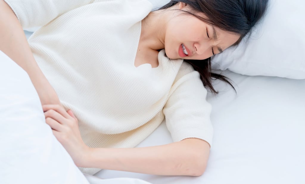 生理痛で腹部に不快感を抱える女性の様子