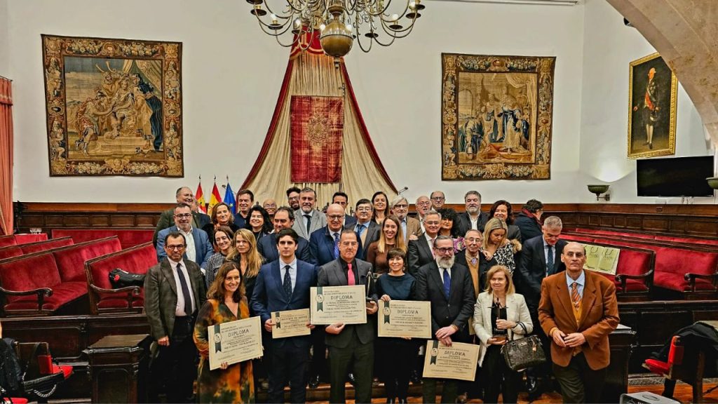 Foto grupal de premiados y jurado en la quinta edición de los Premios Blogs Jurídicos de Oro 2023.