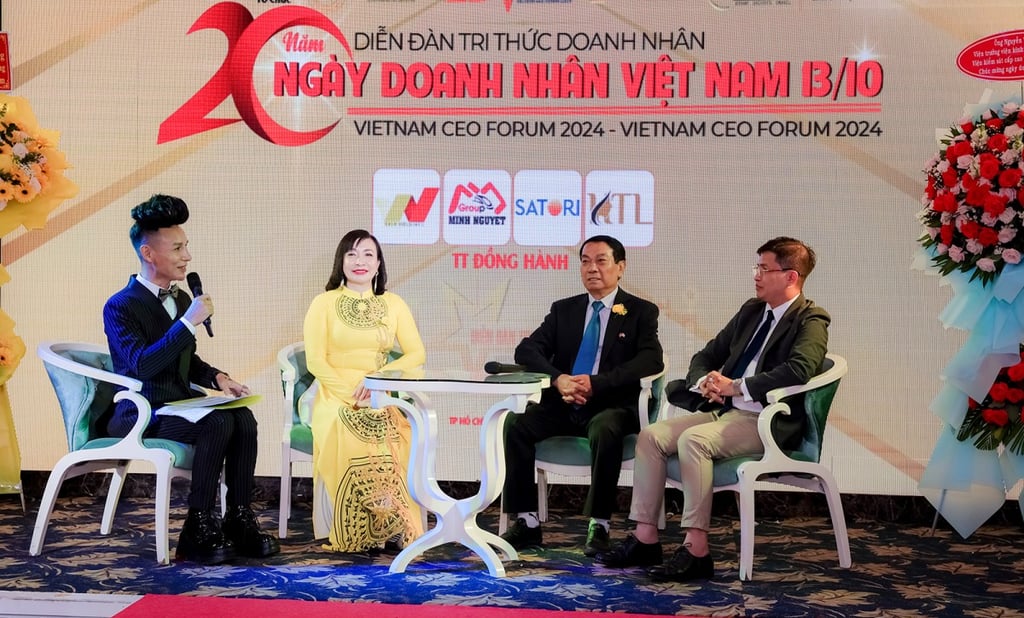 Các đại biểu chủ trì tại buổi tọa đàm