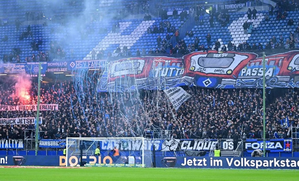 Choreografie der HSV-Fans im Volksparkstadion Hamburg