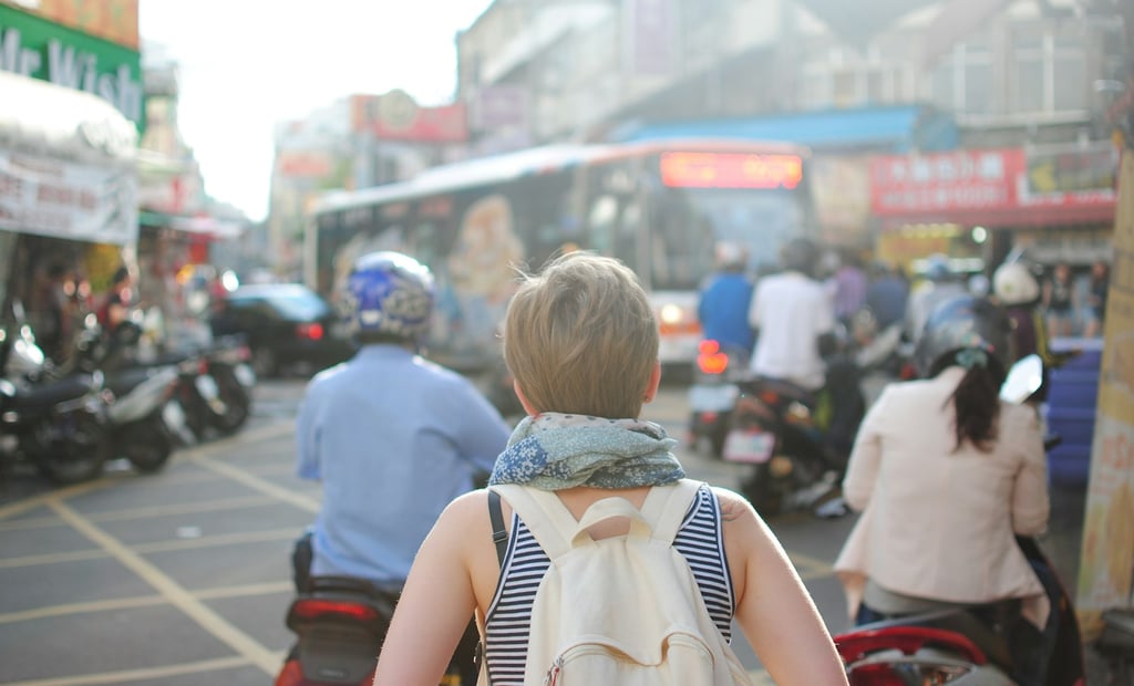 Travel Scams Tourists Fall For: How to Avoid Fake Taxis, Rigged Souvenirs, and Common Tourist Traps