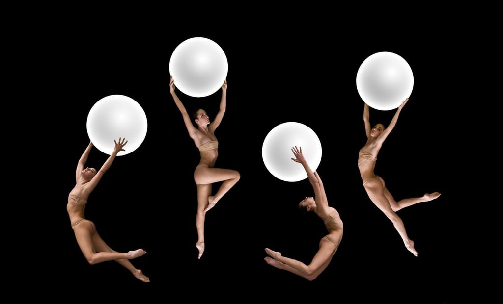 No Gravity Theatre con sfere bianche in movimento coreografico