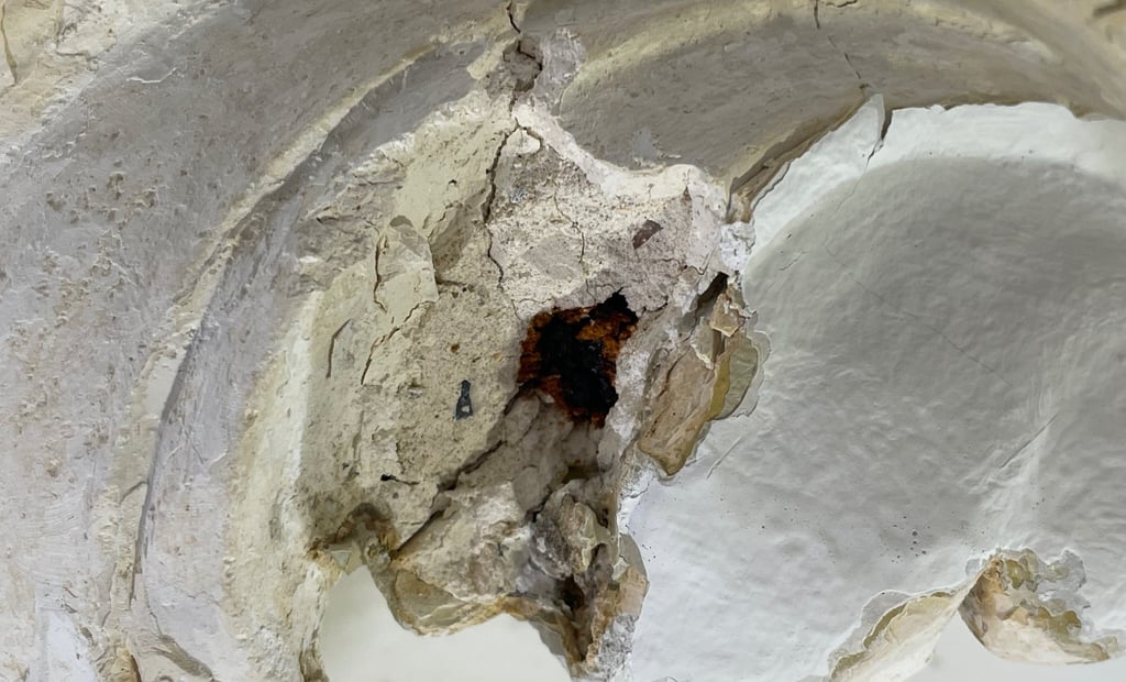 Roestvorming van de gesmede spijkers die het stucwerk eraf drukken.