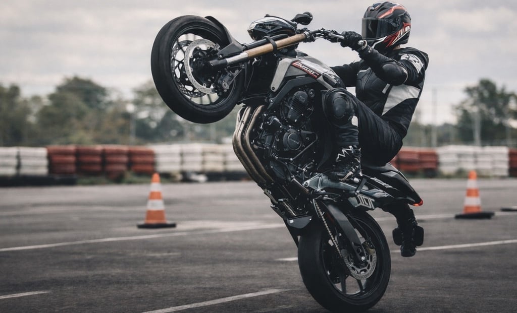 244 significado motociclista empinando moto em pista fechada com segurança