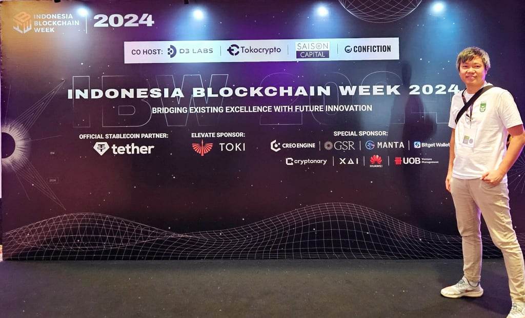 Mitarbeiter aus Media Putera wurde in Blockchain week in Indonesien fotografirt