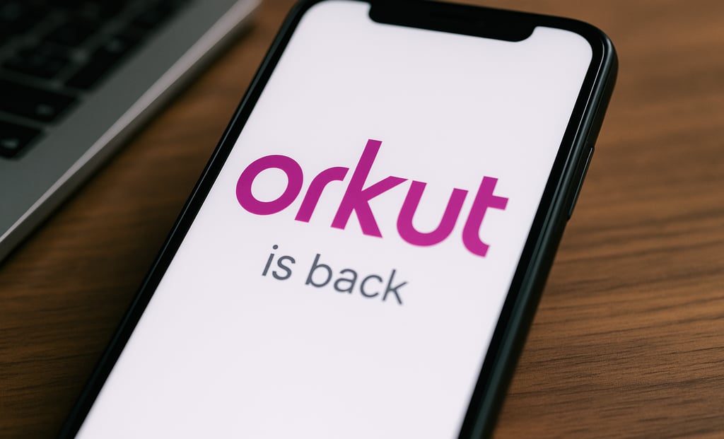 Smartphone exibindo a tela inicial do novo Orkut com o logo em destaque, apoiado sobre uma mesa de m