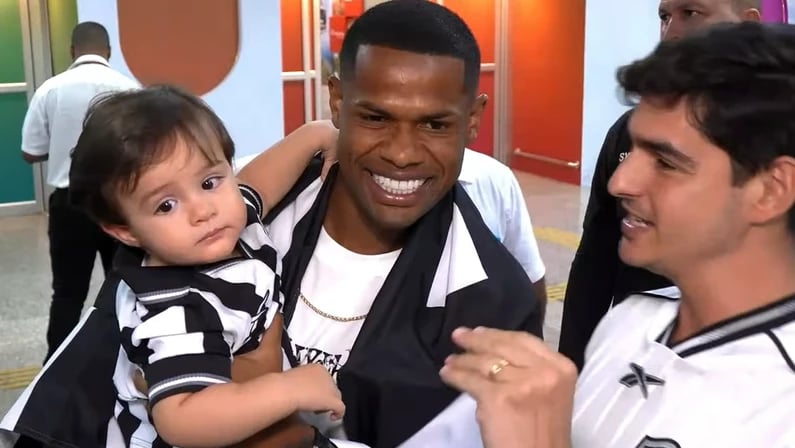 Júnior Santos na sua chegada ao RJ para assinar com Botafogo