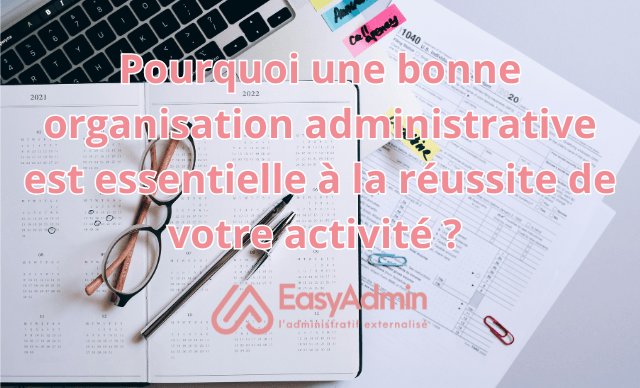 Photo d'u agenda et d'une feuille administrative sur un bureau avec un clavier d'ordinateur