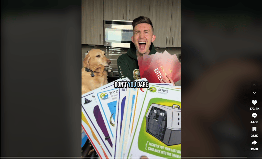 fotografía de un chico jugando a las cartas