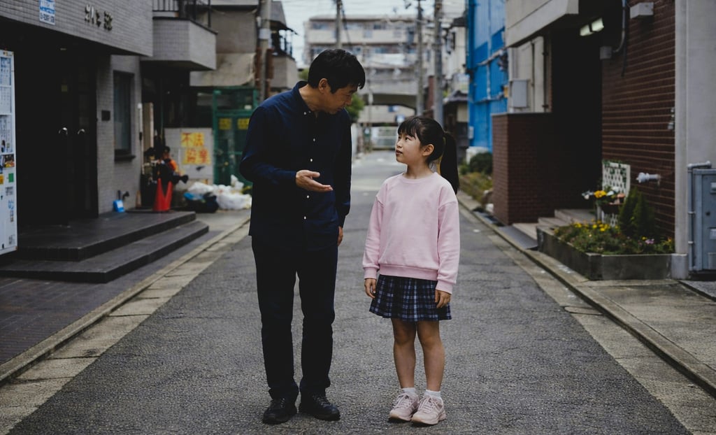 不審者が女子児童に声をかけているイメージ画像|堺市のニュースならサカイタイムズ