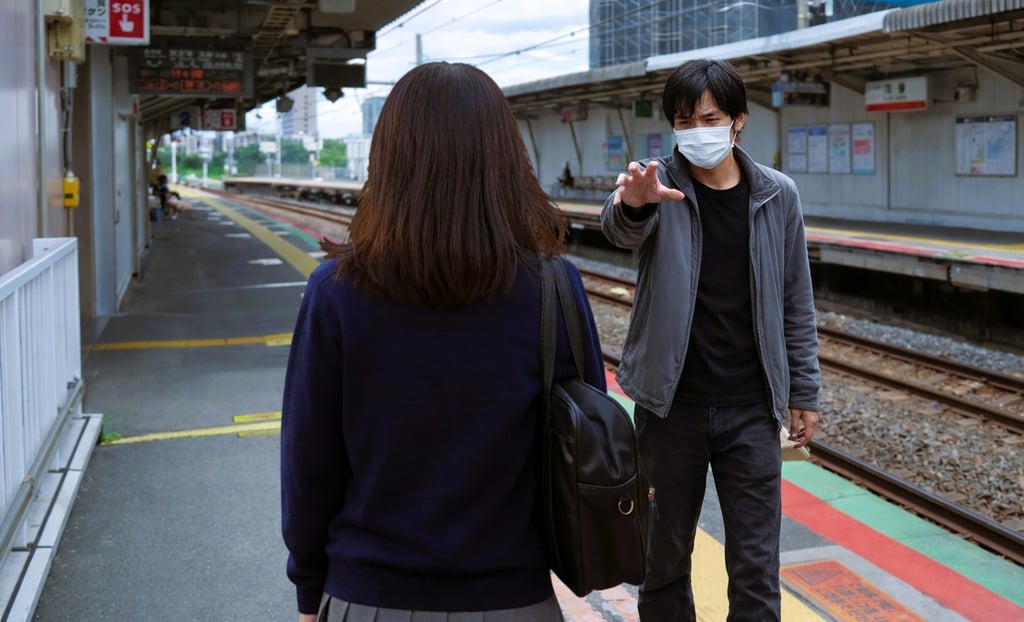 女子高生の上着を引っ張ろうとしている不審者のイメージ画像|堺市のニュースならサカイタイムズ