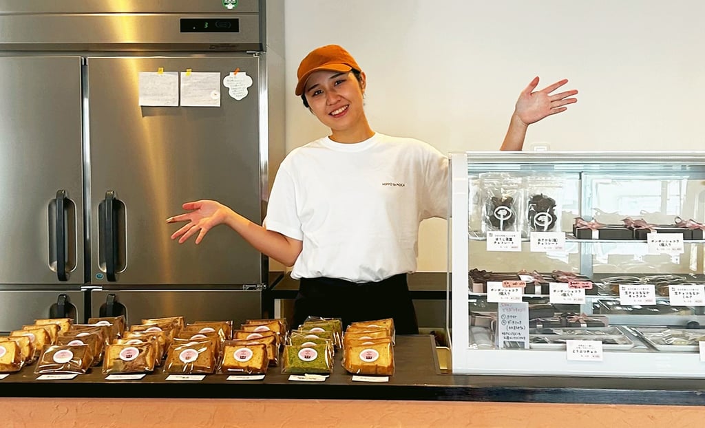 HIPPO to MOCA(ヒッポトモカ)店内で立つ平田朋佳さん|堺市のニュースならサカイタイムズ