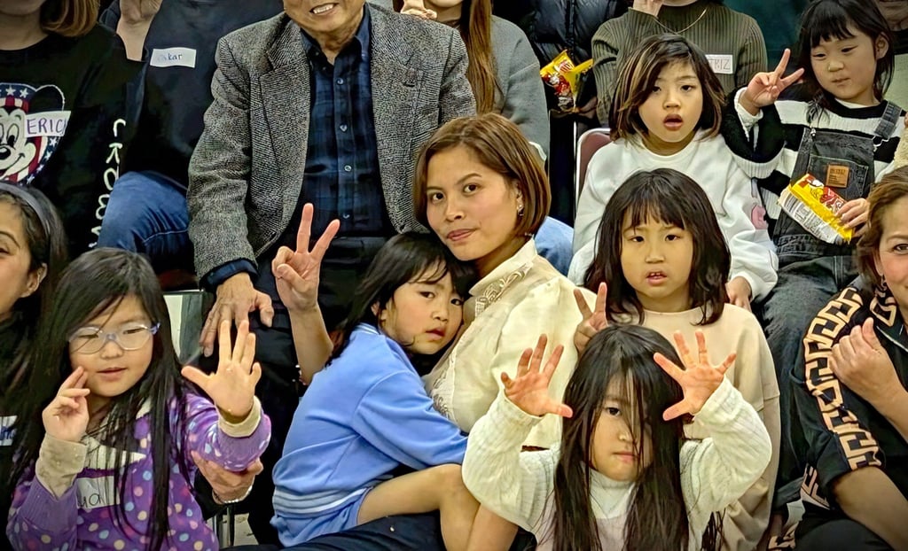フィリピン人コミュニティーの集まりで中央に座る山口プリンセスジェーンさん(中央)|堺市のニュースならサカイタイムズ