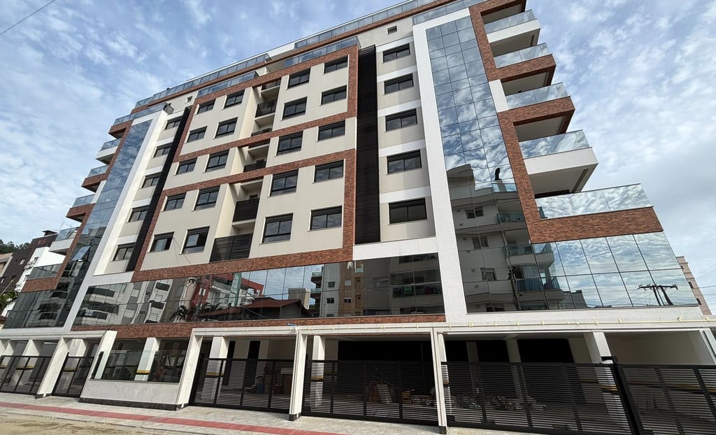 prédio com pele de vidros e esquadrias de alumínio em Governador Celso Ramos SC