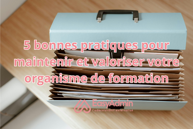 Photo d'une sacoche ouverte sur pleins de dossiers 