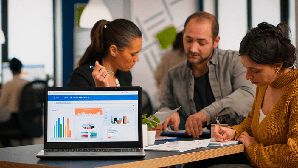 Especialista em marketing analisando palavras-chave