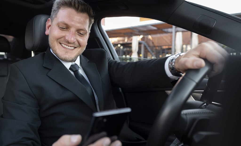 onductor VTC sonriendo mientras revisa su móvil dentro de un coche moderno.