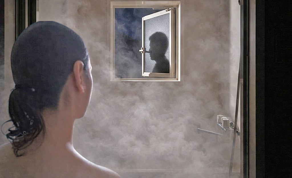女性が浴室で外に人の気配を感じているイメージ画像|堺市のニュースならサカイタイムズ