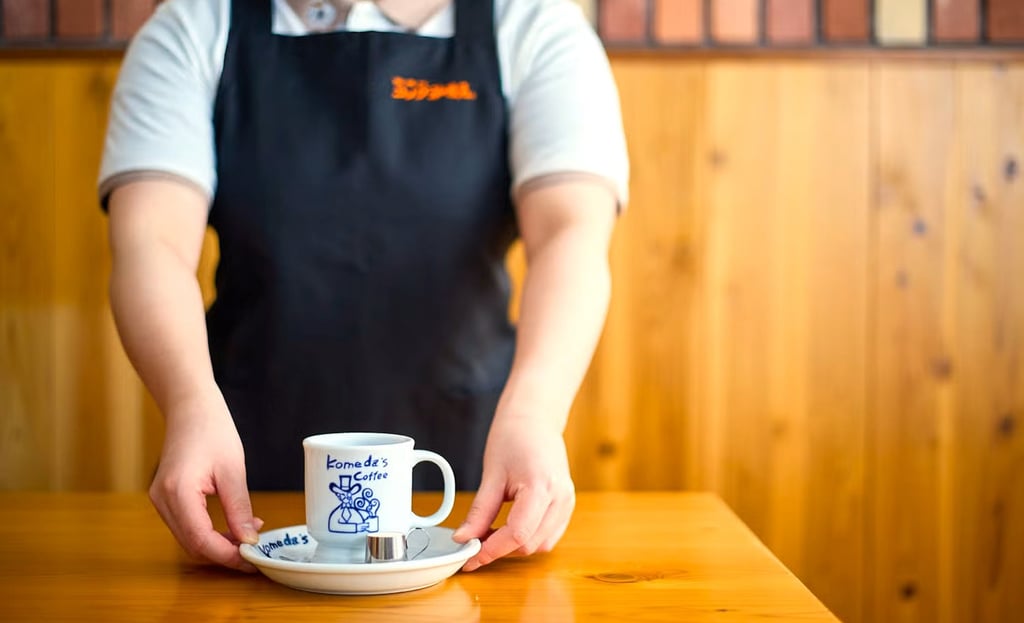 コメダ珈琲のコーヒー入りカップをテーブルの上に置いた画像｜堺市のニュースならサカイタイムズ