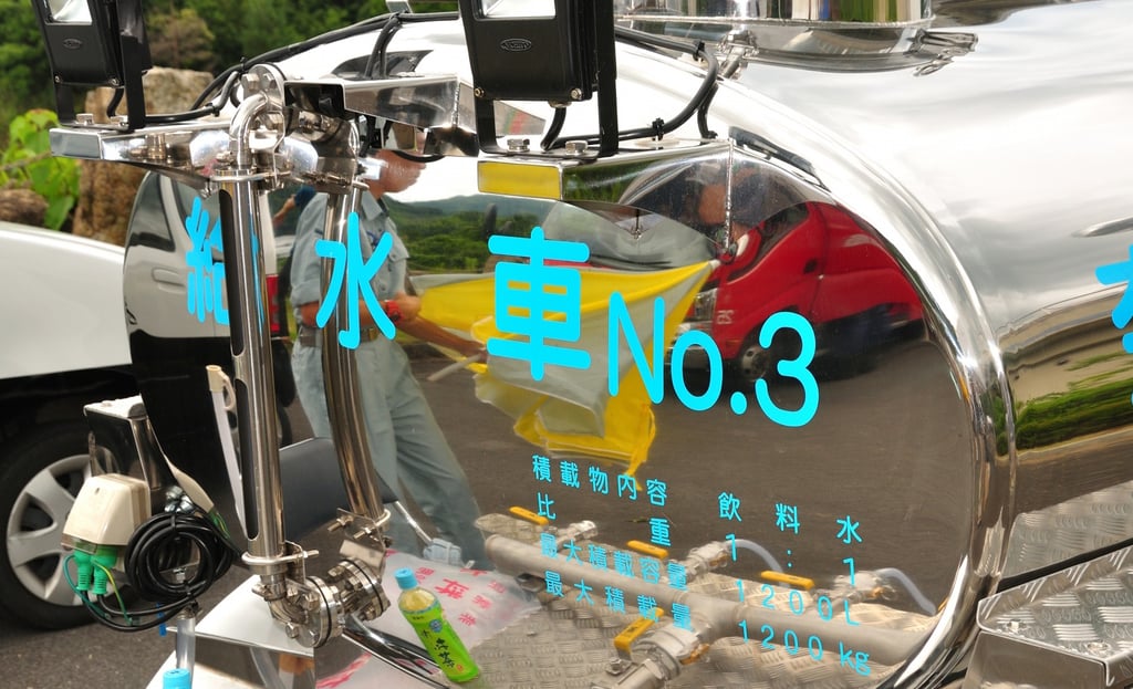 飲料水用の給水タンク車のタンク側面と給水装置のイメージ画像｜堺市のニュースならサカイタイムズ