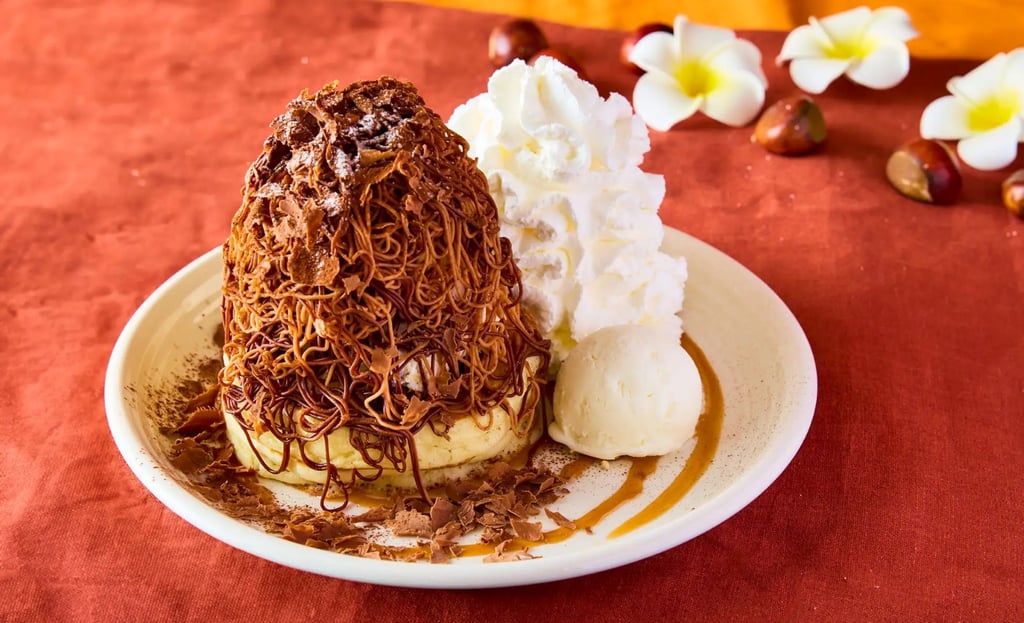 コナズ珈琲のチョコレートモンブランパンケーキとホイップクリーム、ココナッツアイスクリームが盛り付けられた写真｜堺市のニュースならサカイタイムズ