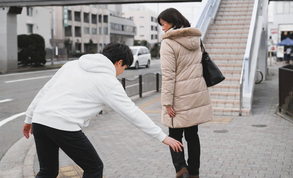女性を足を触ろうとする不審者のイメージ画像｜堺市のニュースならサカイタイムズ