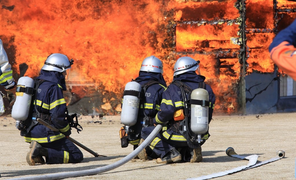 消防隊員が火災対応を想定して行う訓練の様子のイメージ写真｜堺市のニュースならサカイタイムズ