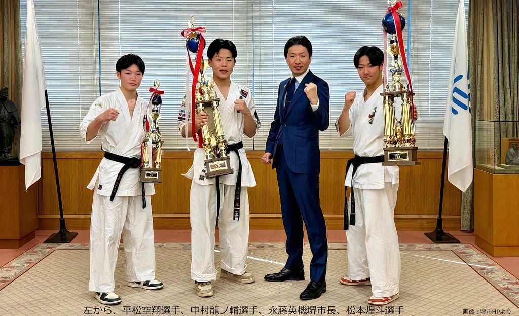 全日本ジュニアチャンピオンシップで優勝・入賞した中村龍ノ輔選手らが永藤英機市長を表敬訪問した際の記念撮影｜堺市のニュースならサカイタイムズ