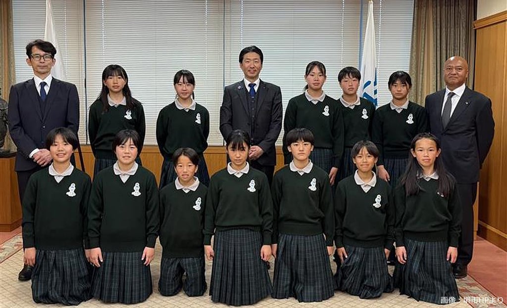 JFAアカデミー堺の15期入校生が永藤英機市長を表敬訪問した際の記念撮影｜堺市のニュースならサカイタイムズ