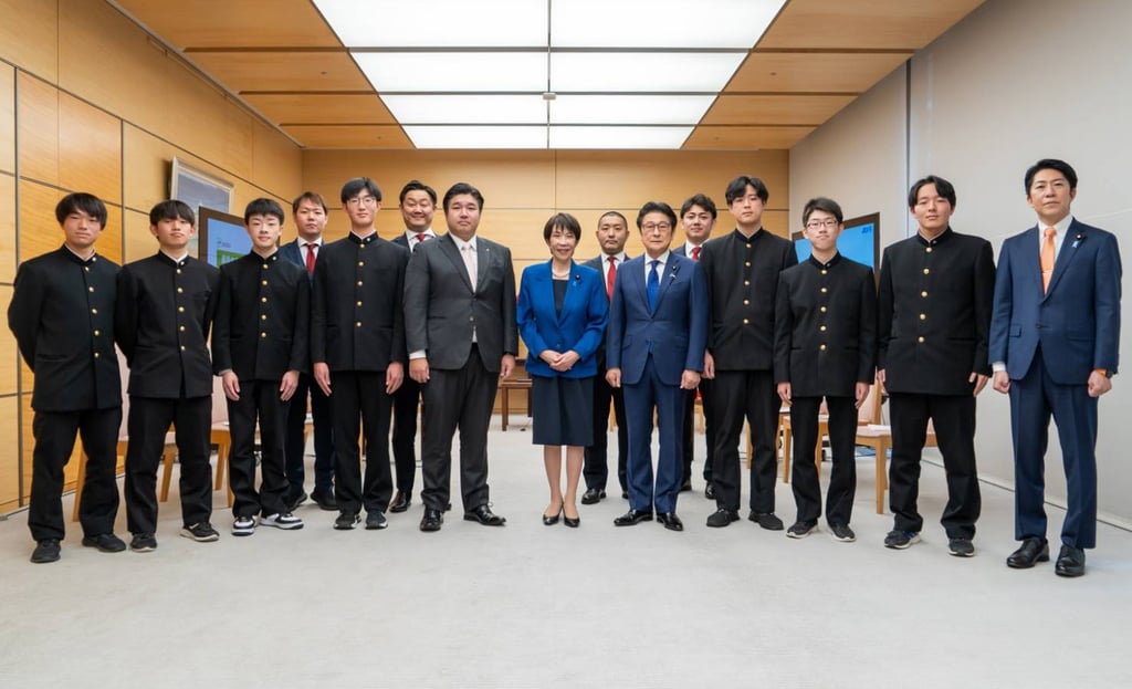 高市早苗内閣総理大臣と全国高校生政策甲子園最優秀受賞校の生徒らによる表敬訪問の集合写真。大阪府立鳳高等学校の生徒と岐阜県立岐阜高等学校の生徒が同席|堺市のニュースならサカイタイムズ