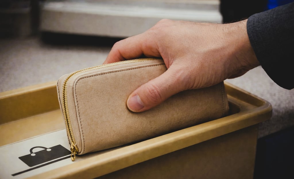 コンビニのレジカウンターの財布を掴むイメージ画像|堺市のニュースならサカイタイムズ