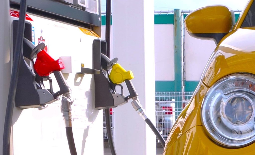 給油のためガソリンスタンドに駐車する自動車|堺市のニュースならサカイタイムズ