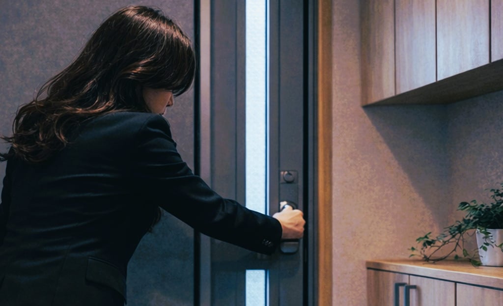 玄関ドアを引っ張られて閉めている女性のイメージ画像|堺市のニュースならサカイタイムズ