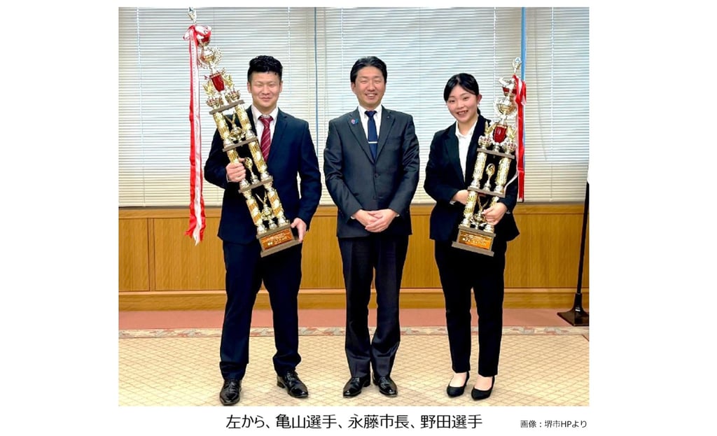 極真館全世界空手道選手権大会で優勝と3位に入賞した亀山大輔選手と野田優希選手が永藤英機堺市長を表敬訪問した際の記念撮影｜堺市のニュースならサカイタイムズ