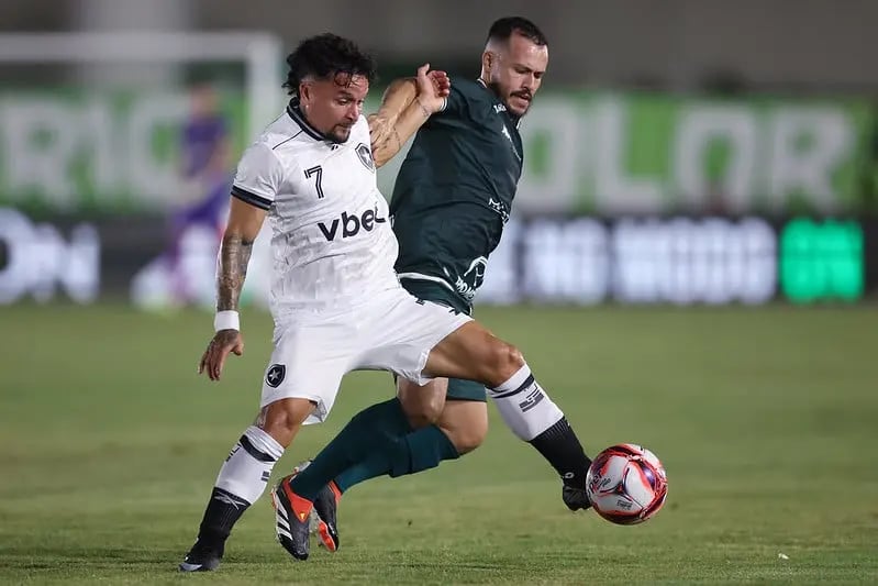 Artur disputando a bola