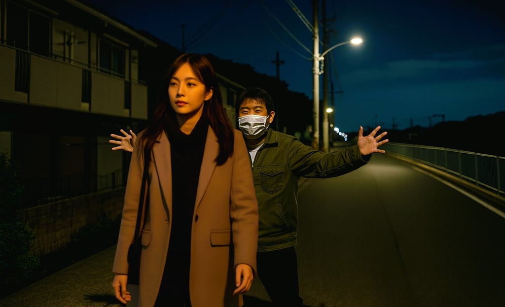深夜の路上で女性が不審者から抱きつかれるイメージ画像｜堺市のニュースならサカイタイムズ