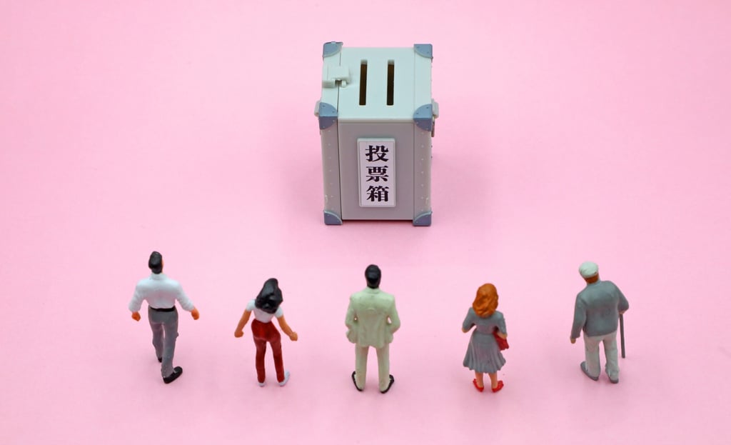 選挙をイメージした投票箱と投票を待つ人形の列｜堺市のニュースならサカイタイムズ