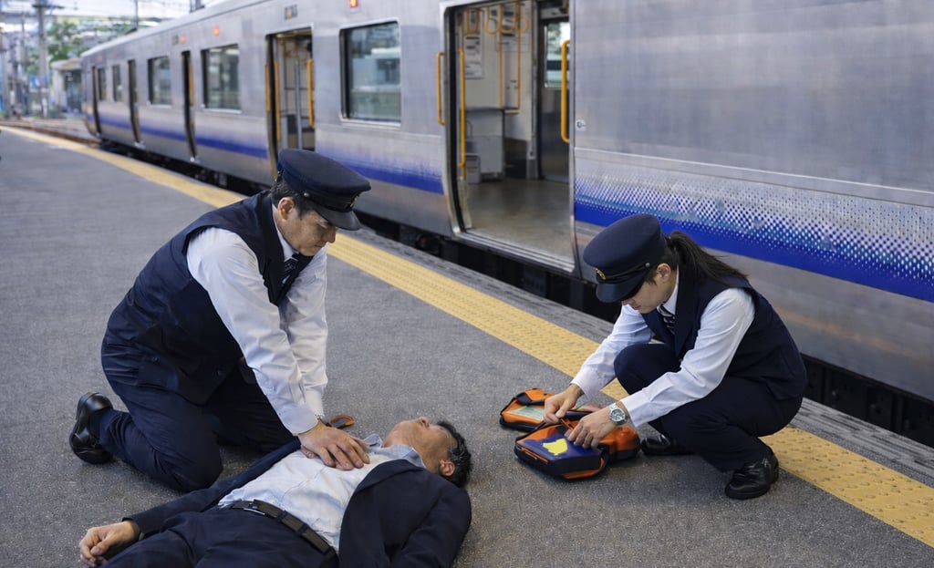 駅ホームで職員がAEDを使い救命措置を行うイメージ画像｜堺市のニュースならサカイタイムズ