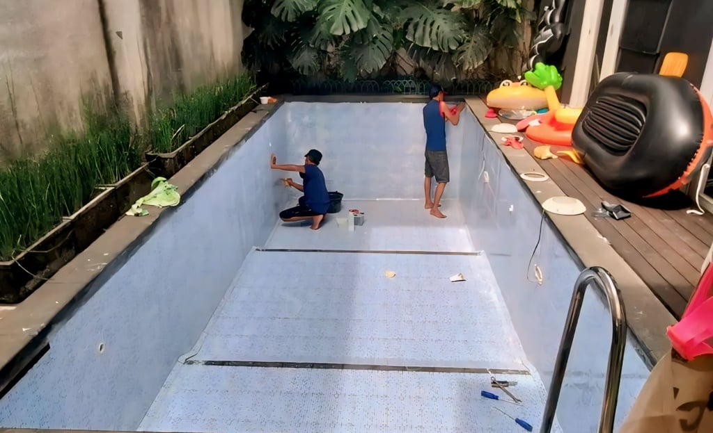 Tim kontraktor lokal DayanaPool berfoto di lokasi proyek kolam renang