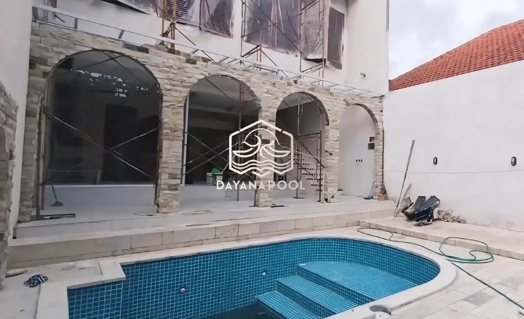 Tim kontraktor lokal DayanaPool berfoto di lokasi proyek kolam renang