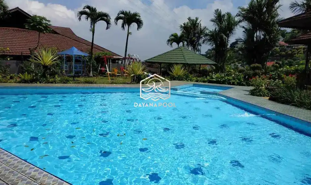 Kolam renang modern dengan pemandangan kota Bandung di latar belakang