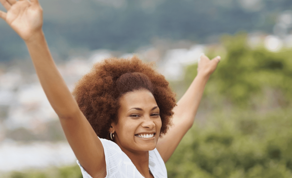 Femme avec afro heureuse 